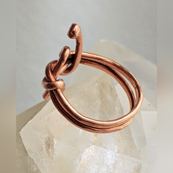 Dynamic Copper Ring Artisan Crafted - Picture 4 of 9